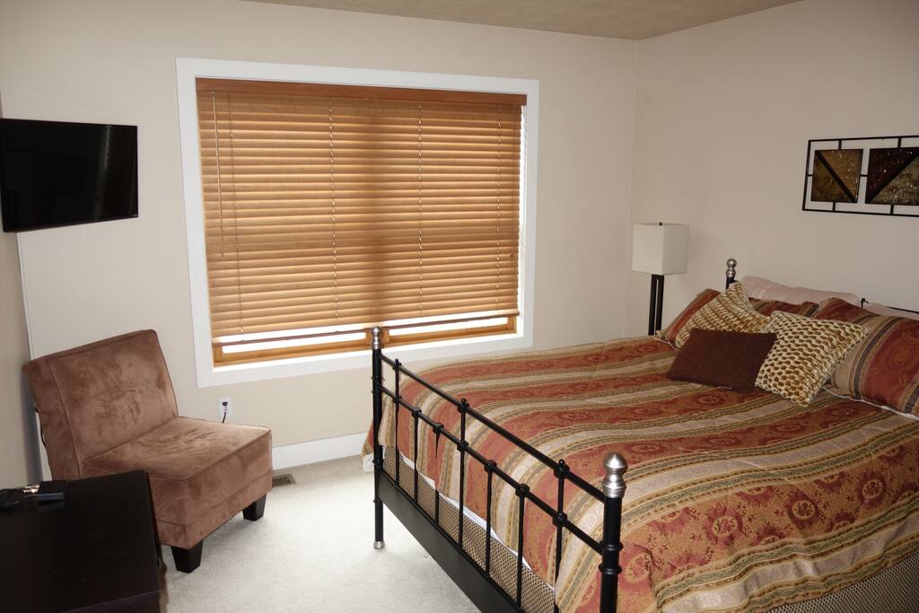 Upper level bedroom 3. Quiet and with private TV.