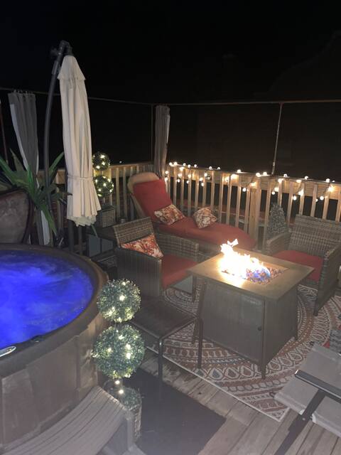 Lakehouse w/Hot tub, Spacious and Great Lake Views
