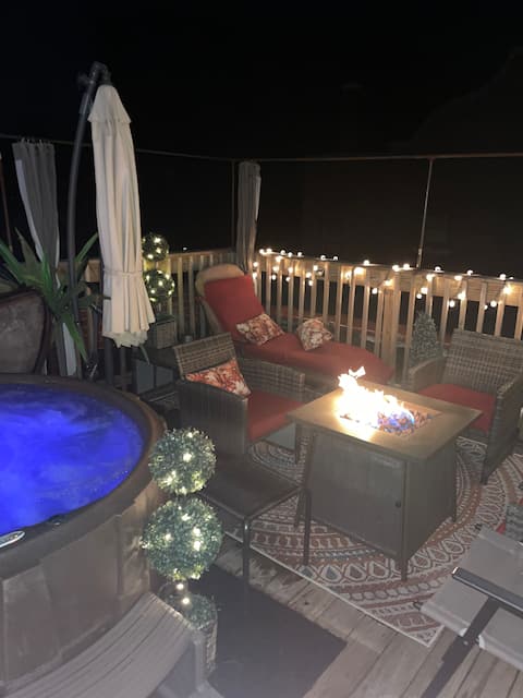 Lakehouse w/Hot tub, Spacious and Great Lake Views