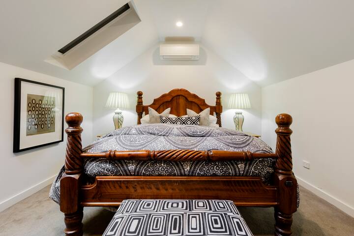 Stunning Modern Art in a Surry Hills Apartment gallery image 3