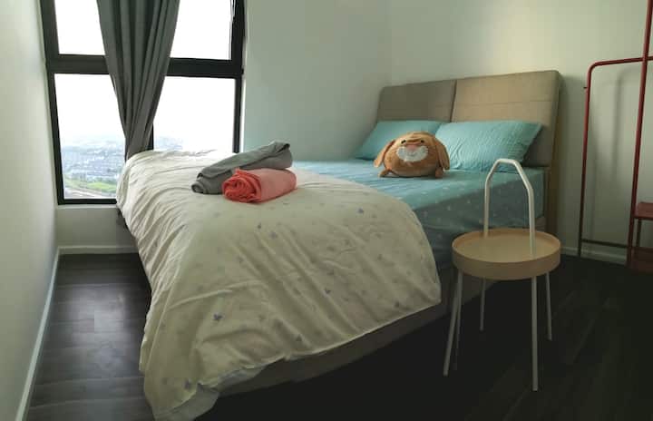 Habitación central: cama tamaño queen con cortinas opacas 
