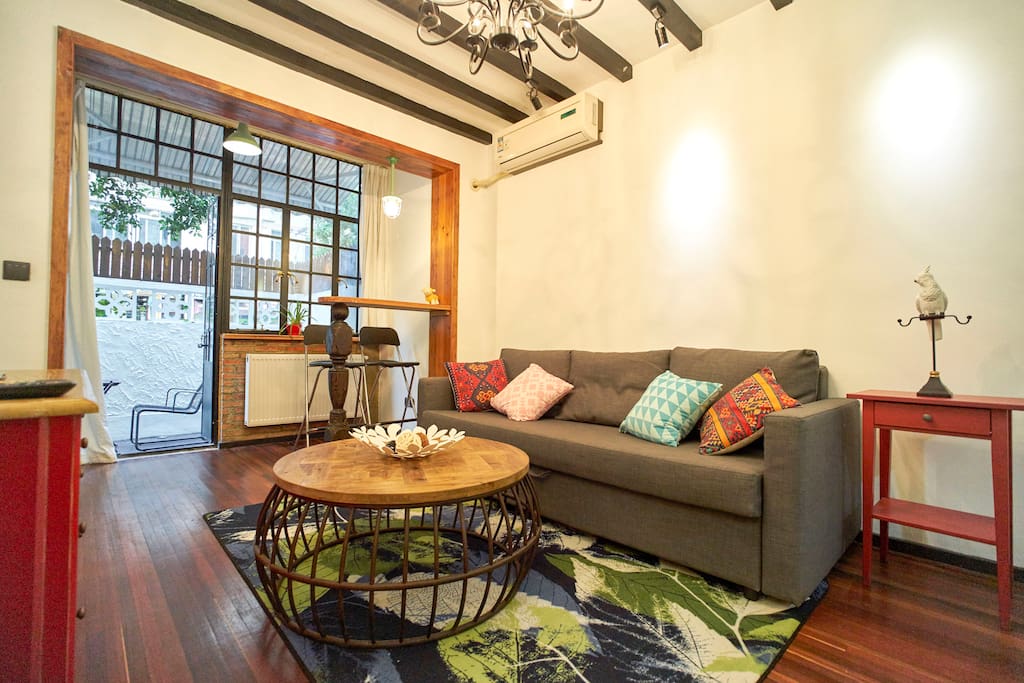 Spacious living room 宽敞的客厅