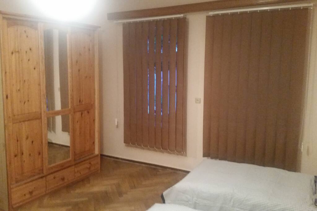 4 Beds Room (2)