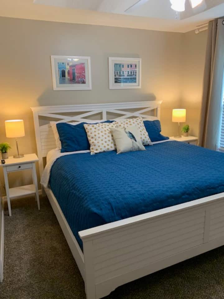 Kingsize bed op de tweede verdieping voor twee personen. Kamer heeft ook een Pac n' Play voor baby