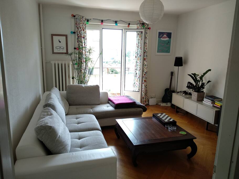 Spacious living room with a balcony