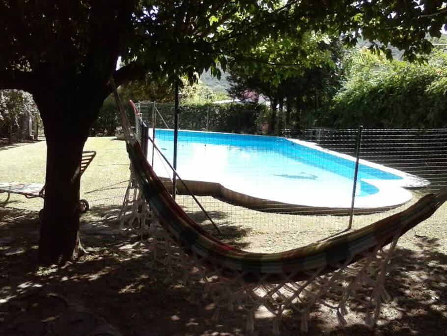 parque,pileta con reja seguridad niños, hamaca paraguaya, sol y sombra