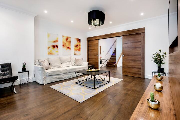 Stylish Apartment with Patio in Central London gallery image 4