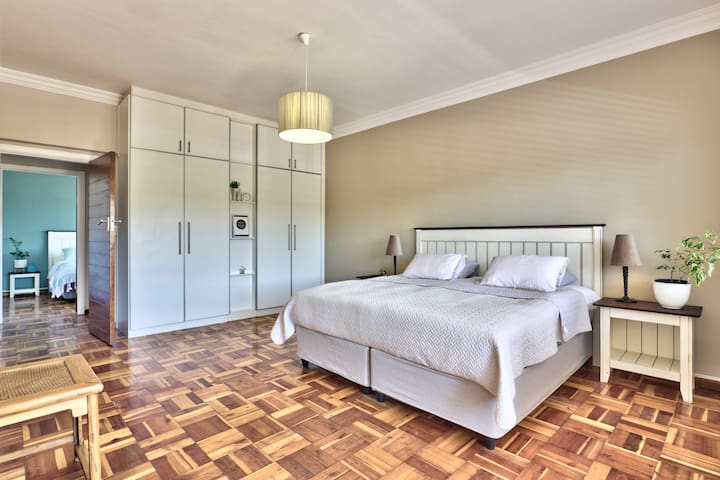 Sunny, Central & Spacious, Green Point Apartment gallery image 5