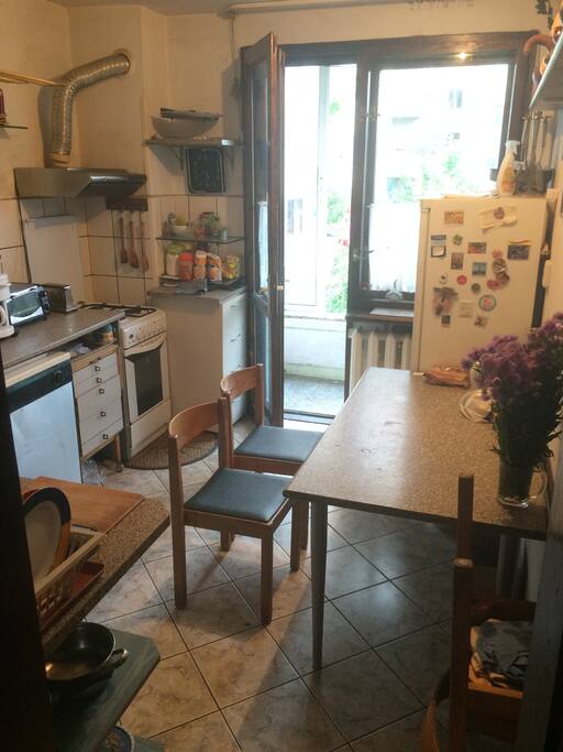 kitchen with balcony view to south park :)