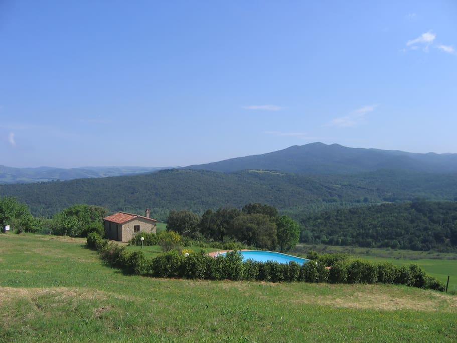 Questa foto evidenzia la vicinanza alla piscina ed all' oasi protetta