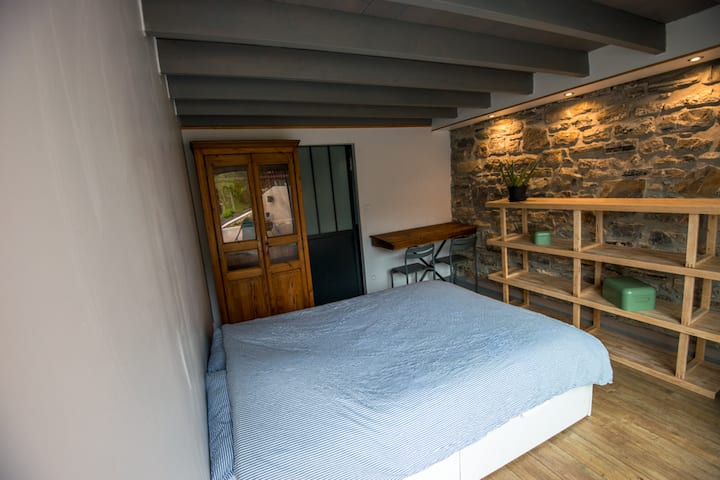 Спалня 1 с изглед към терасата 