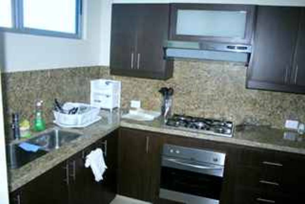 Cocina full equipada con cuarto lavandería y de servicio