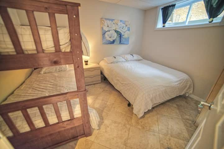 Habitación secundaria con suelo radiante con cama tamaño y litera