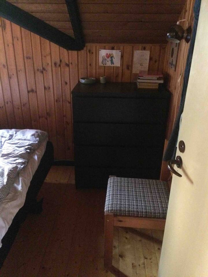 Una vista al dormitorio, la cama de la izquierda tendrá capacidad para dos adultos y dos niños pequeños (ancho: 180 cm, longitud 220 cm). La ventana está al norte, por lo que rara vez se calienta demasiado.