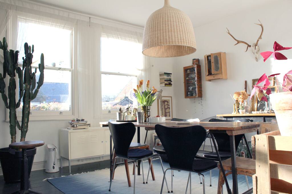 A big table to eat or work at