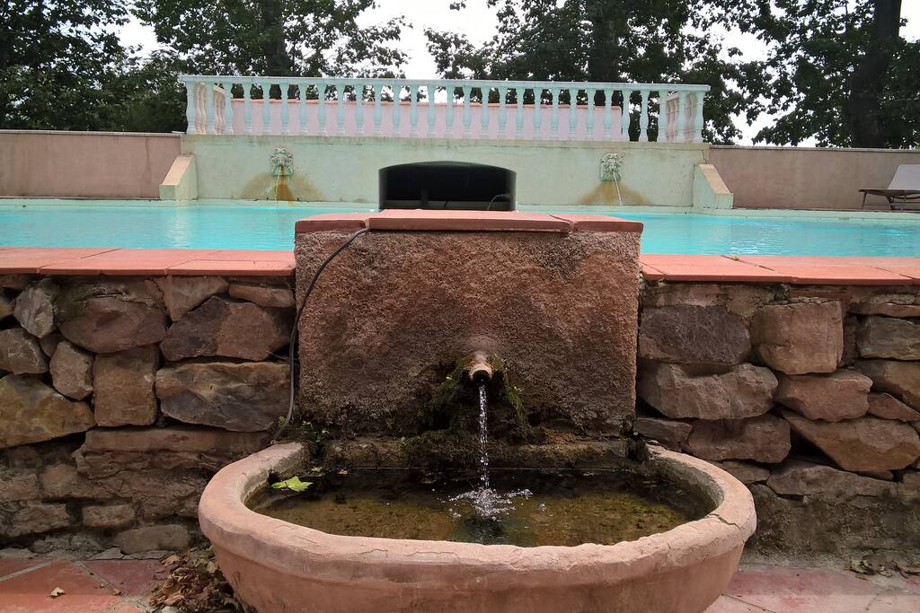source devant la piscine