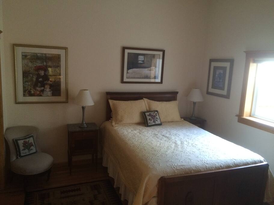 Bedroom #1 - Queen bed, large closet and cable tv.