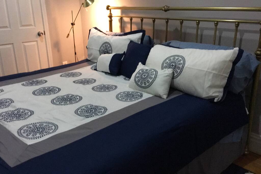 New King size tempurpedic mattress makes sleeping lovely. Reading lamp, complimentary magazines, cozy new blankets and soothing accessories help ensure a good night’s sleep.