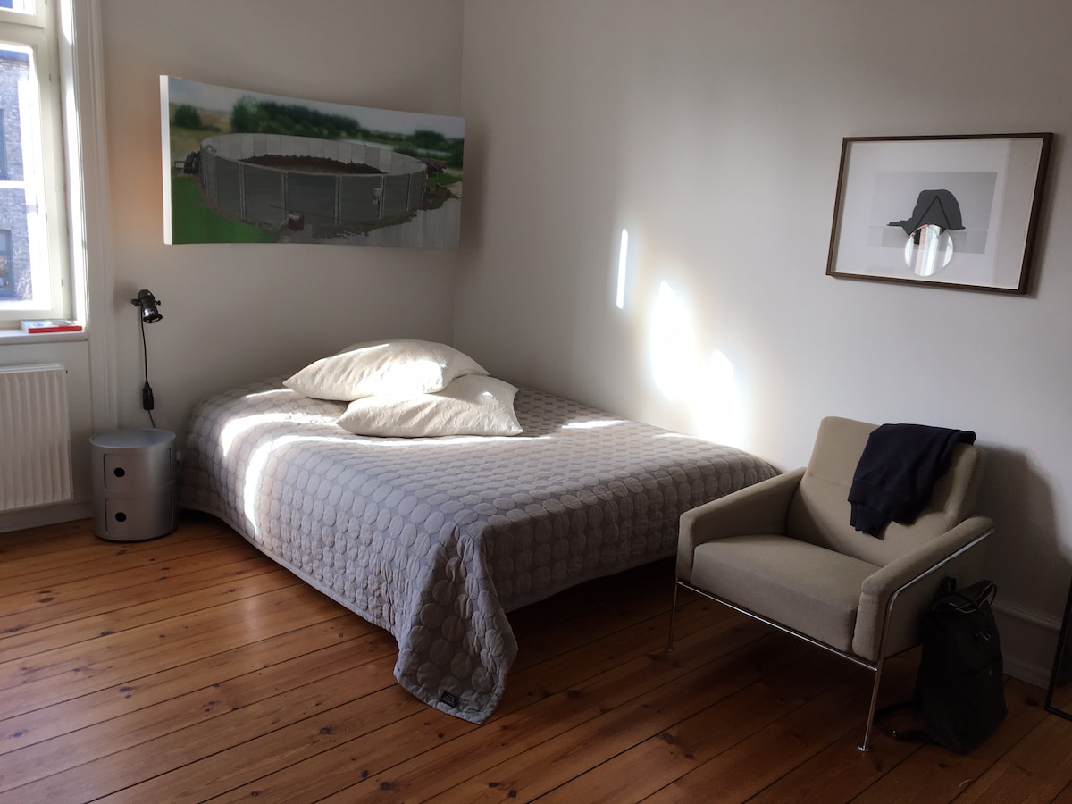 Hauptschlafzimmer mit Doppelbett