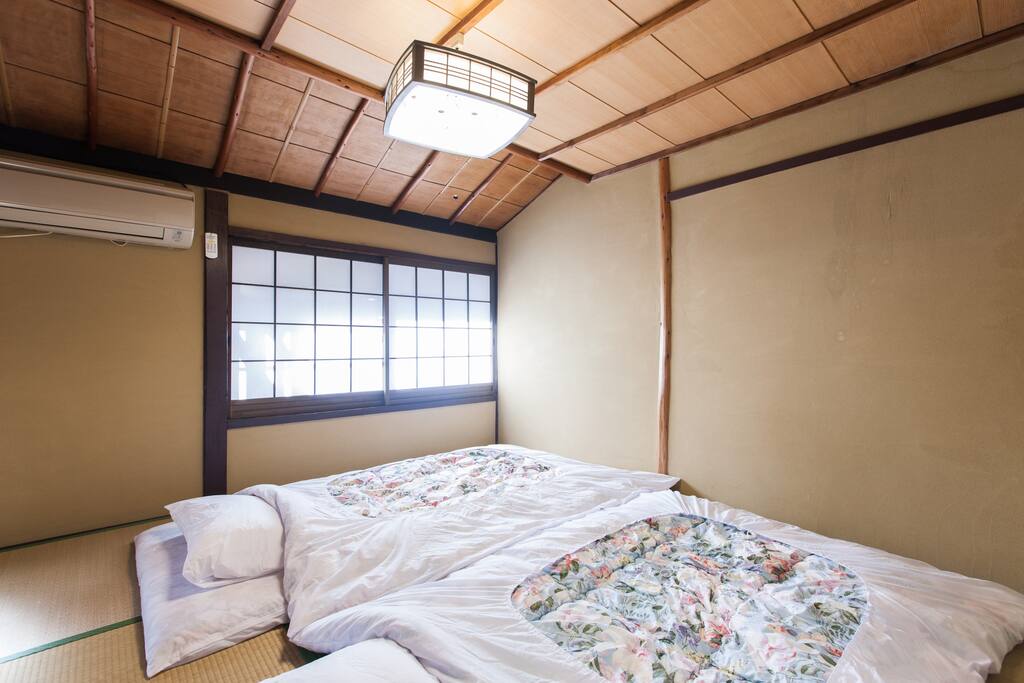 First bedroom (3 futons)