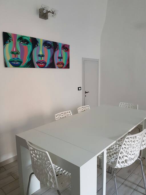 Sala da pranzo con finestra sulla piazza principale