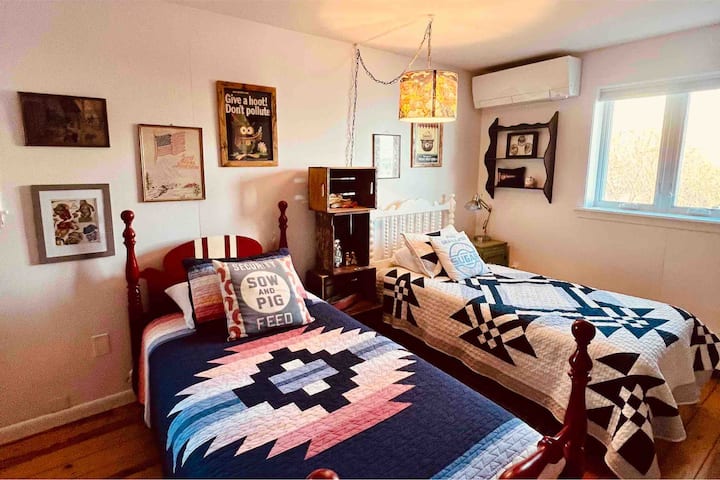 คอลเล็คชั่นที่แขวนผนังสไตล์วินเทจของกระจุกกระจิกและสตางค์ผ้าคลุมเตียงเพนเดิลตันและเตียงสไตล์วินเทจที่ไม่เข้ากันทำให้ที่พักนี้สนุกมากสำหรับเด็กหรือหนุ่มสาวที่มีหัวใจ 3 เตียงที่ด้านหลังของบ้านพร้อมอ่างอาบน้ำเต็มรูปแบบพร้อมอ่างอาบน้ำฝั่งตรงข้ามห้องโถง