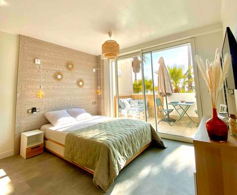 Nice 150m studio from the beach!