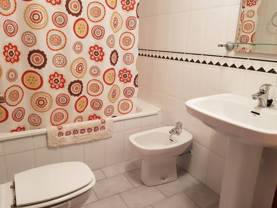 Bathroom in main room / Baño en la habitación principal.