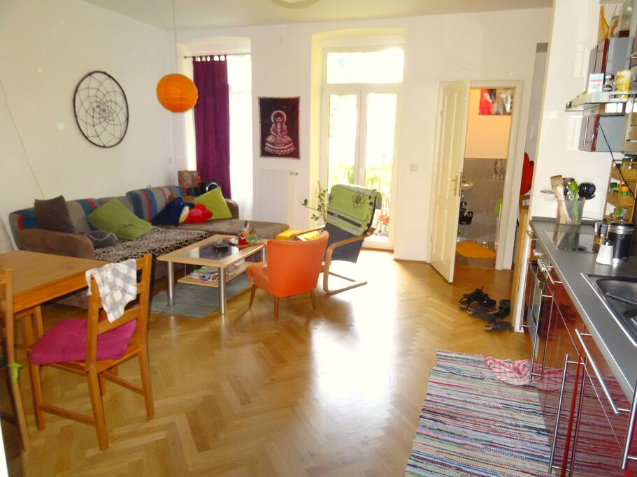 Wohnküche mit Zugang zum Balkon
