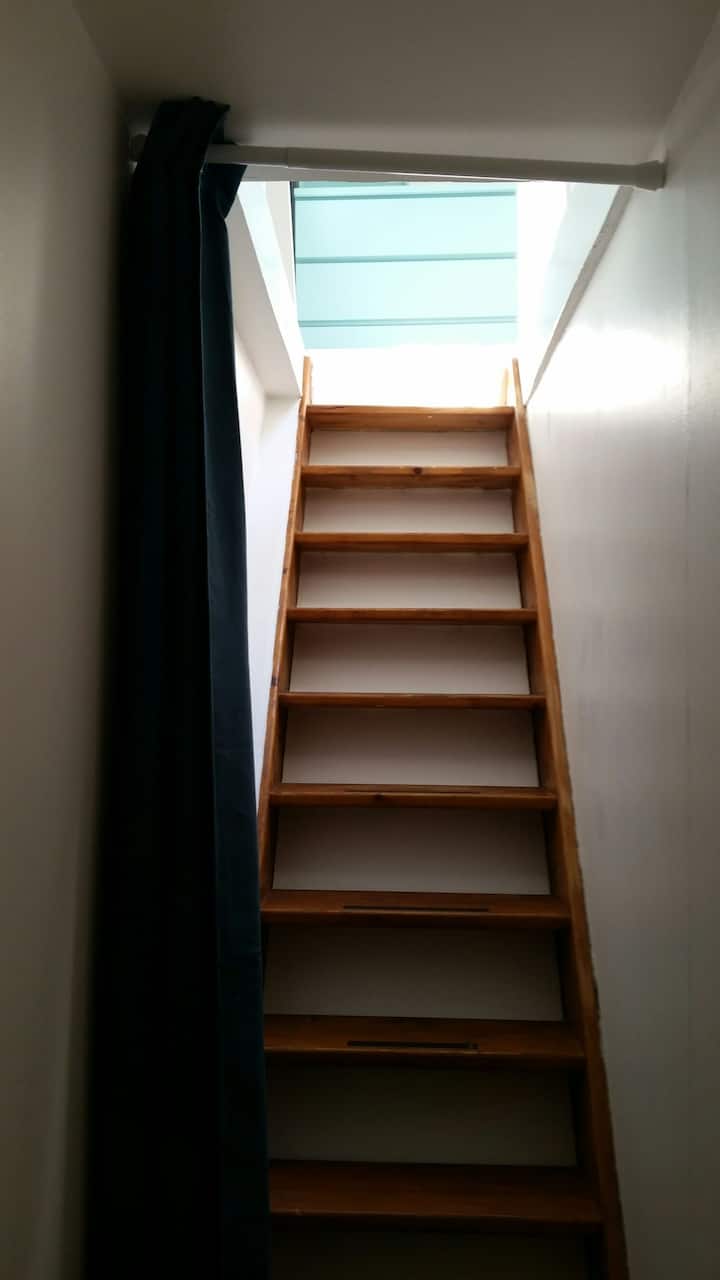 La entrada al dormitorio del tercer piso.
La entrada de la habitación del tercer piso.