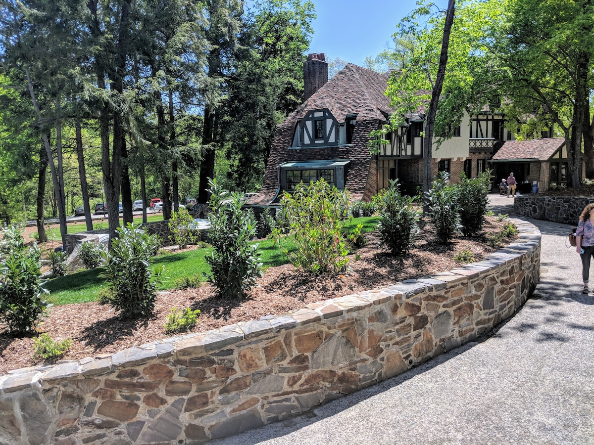 Historic Julian Price House - Dogwood Suite - Bed and breakfasts for Rent  in Greensboro, North Carolina, United States - Airbnb, image size:1200x900