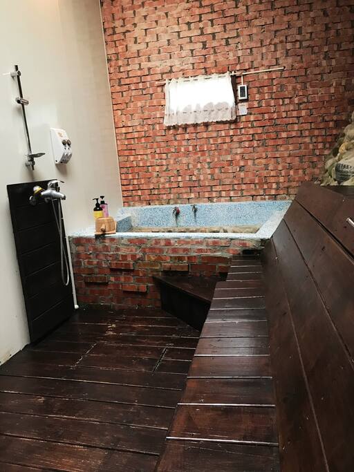 【森林小木屋】
超大獨特的砌磚浴室