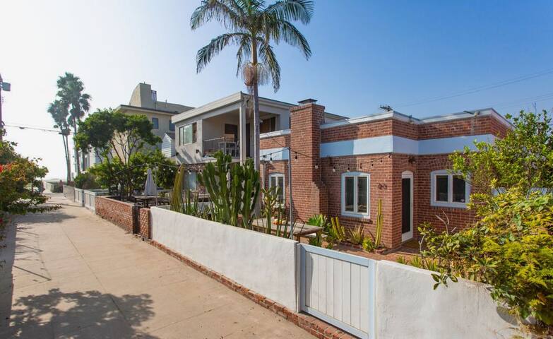 🏝Cool Brick Bungalow w/ Guest House steps to beach gallery image 3