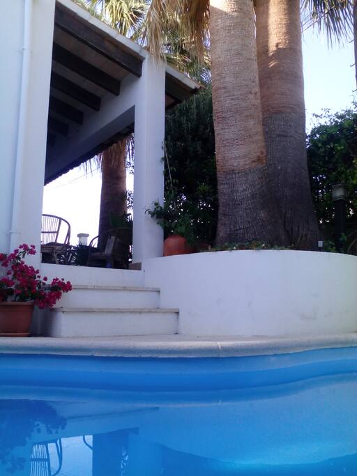 Acceso a la piscina desde la terraza delantera