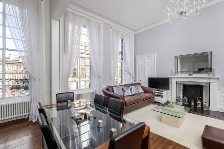 Amazing 3 beds apartment, Edinburgh City Centre gallery image 2