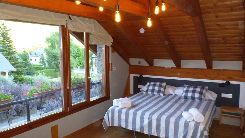 Suite North with a king bed 180x200 and living room with a double sofa-bed