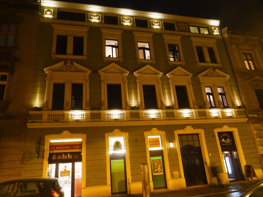 BAR and All round shop next door. Beauty clinic 10 meters away. Posh surroundings.