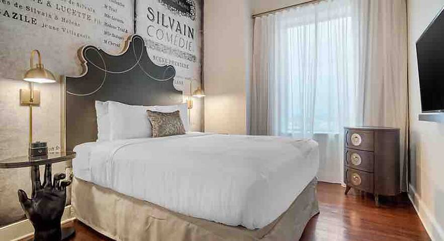 NOLA 2BR Lovely Theatre District w/Rooftop Pool gallery image 5