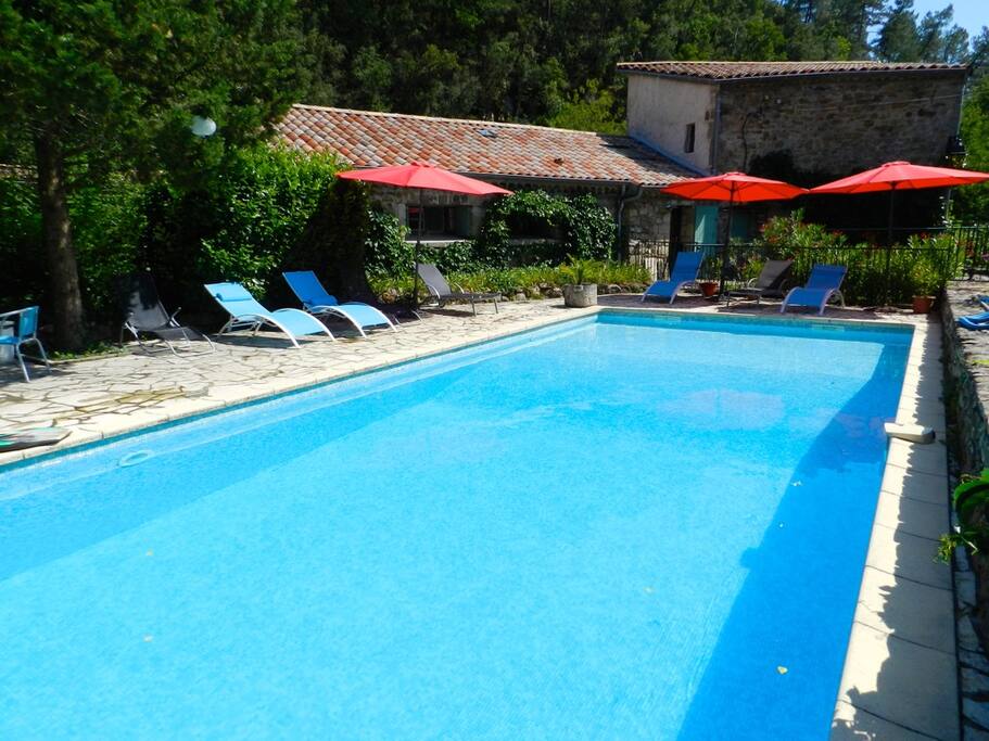 La piscine de 12 x 5 mètres