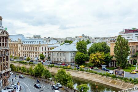 Bright & Elegant ☼ Old Town Riverview Apartment