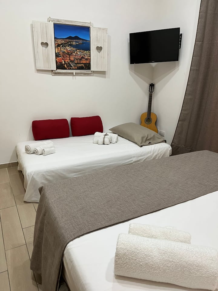 CAMA GRANDE MATRIMINIALE, MÁS TERCERA CAMA  CON UNA CAMA Y MEDIA