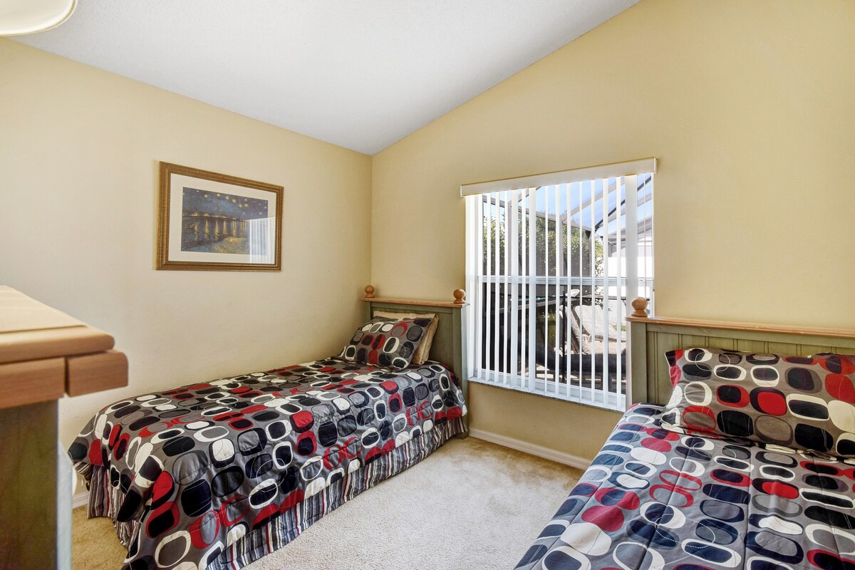 jednolôžka s oddelenými posteľami pri bazéne