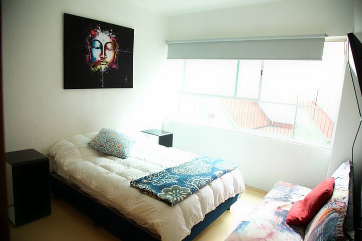 Habitación con TV y baño privado súper ubicado.