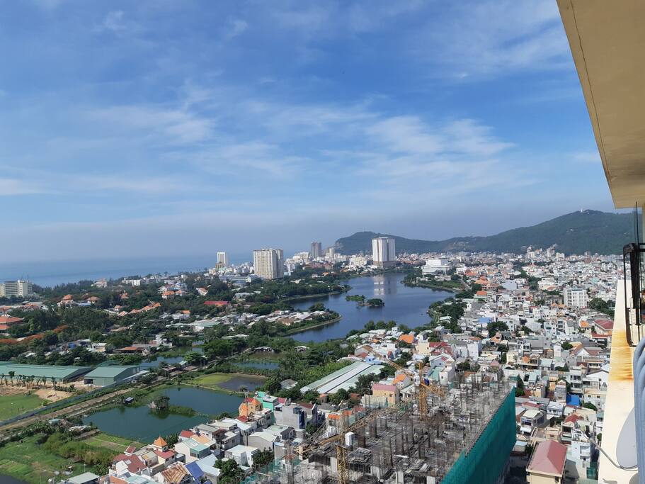 Cảnh biển và Thành phố ngắm từ ban công, có thể thấy Tượng Chúa giang tay.