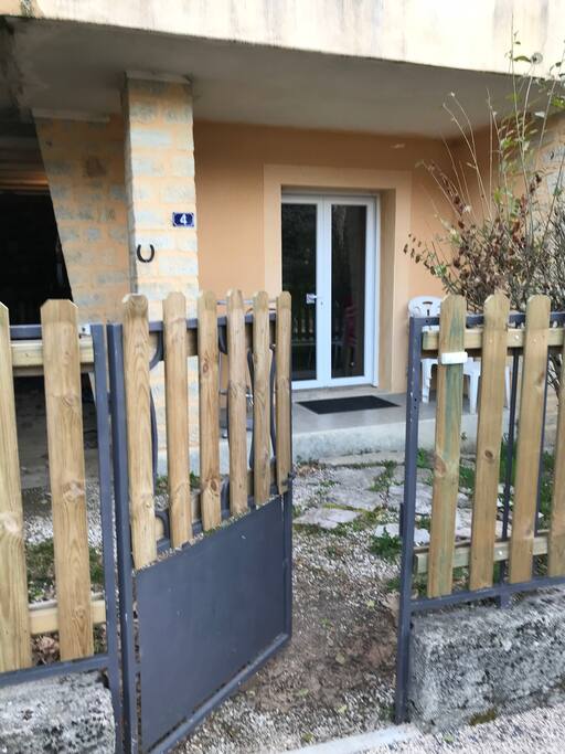 Portillon d'entrée et Porte d'entrée