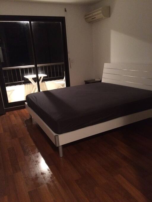 King Size Bed 200/200
Balcon attenant