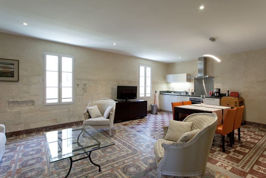 Pièce de vie de 35 m2 (très lumineuse) avec son coin repas et son salon