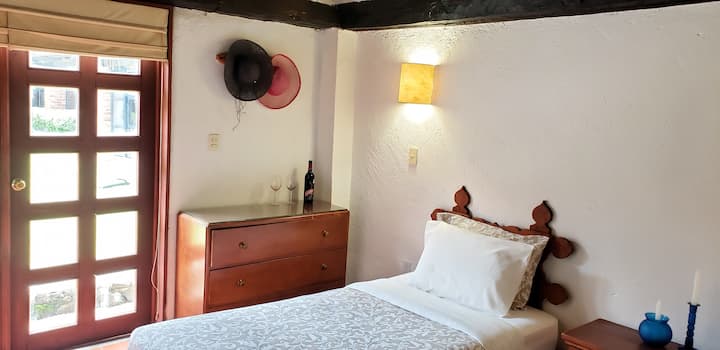 بنغل مرآة ، مع مدفأة وسرير مزدوج وفردي وحمام كامل ، خارج المنزل.