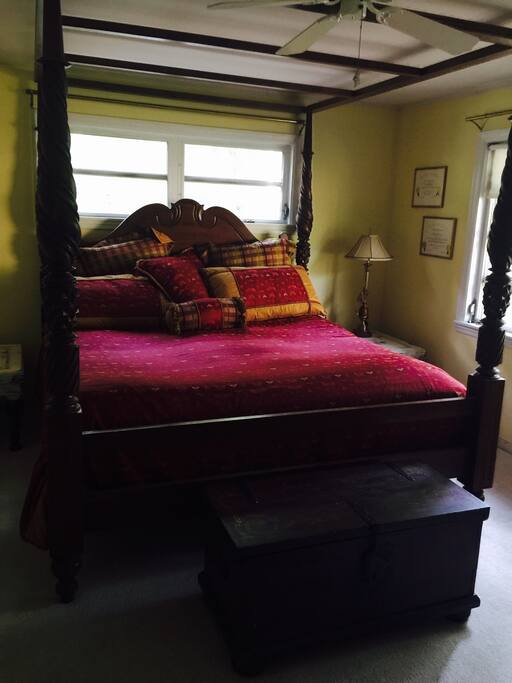 King master bedroom w/private bath.