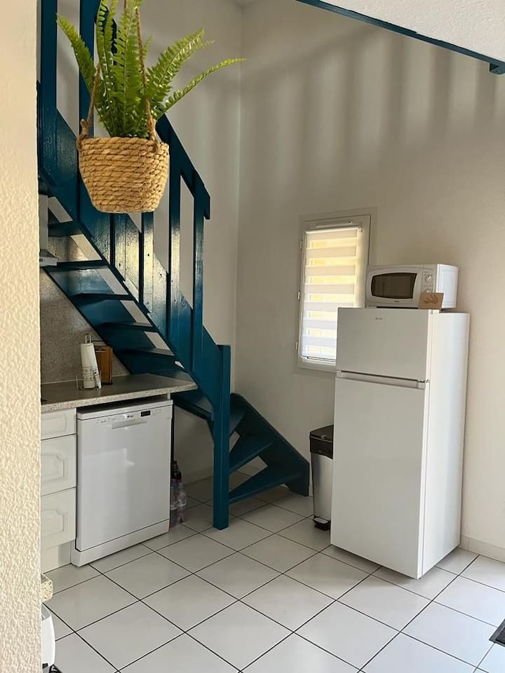 Cuisine et accès étage mezzanine